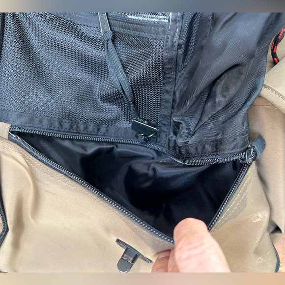 LLBEAN Traveler bag, converts to shoulder or backpack. #0MS45. Versatile, Unisex - Picture 11 of 14